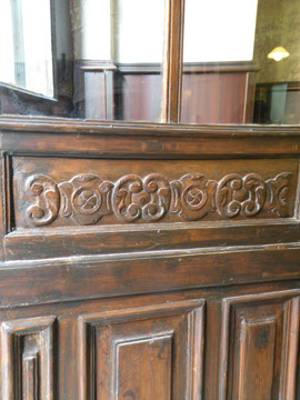 Fachada con talla de Los Claveles